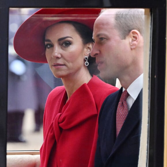 Le prince William a tenté une petite blague sur les scandales autour de sa femme.
Le prince William, prince de Galles, et Catherine (Kate) Middleton, princesse de Galles - Cérémonie de bienvenue du président de la Corée du Sud et de sa femme à Horse Guards Parade à Londres.