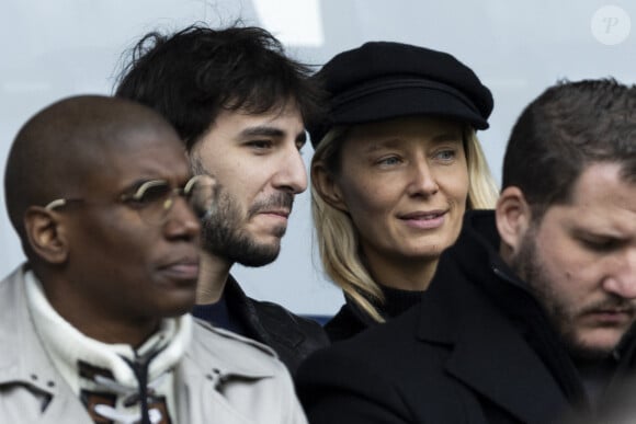 Ben Attal et sa femme Jordane Crantelle - Personnalités dans les tribunes du match de football en ligue 1 Uber Eats PSG / Reims au Parc des Princes à Paris le 10 mars 2024. 