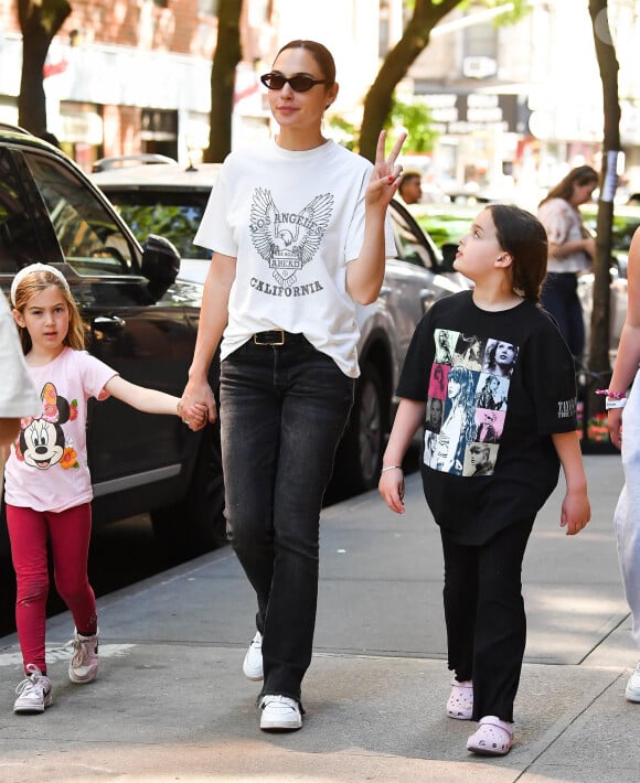 Déjà maman d'Alma, 12 ans, de Maya, bientôt 7 ans et de Daniella, 2 ans et demi, l'interprète de Wonder Woman a accouché d'une autre petite fille.
Gal Gadot et deux de ses filles à la sortie du Bar Pitti à New York. Le 28 mai 2023.