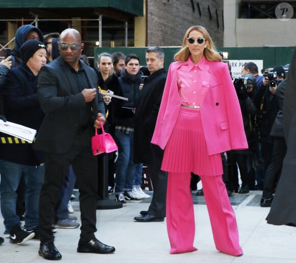 Une maladie dont souffre l'artiste et qui avait annoncé officiellement avoir été diagnostiquée de ce syndrome en décembre 2022.
Celine Dion a choisi de s'habiller en rose pour la Journée Internationale pour les Droits des Femmes à New York le 7 mars 2020. 
