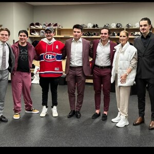 Céline Dion réapparaît entourée de ses 3 fils, René Charles et les jumeaux Nelson et Eddy, à l'occasion d'un match de hockey qui s'est jouée à Las Vegas.