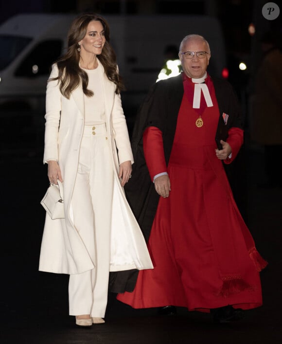 Le fait que plusieurs détails aient été photoshopés sur cette photo pose de nombreuses questions. 
Catherine (Kate) Middleton, princesse de Galles, - Traditionnel concert de Noël "Together At Christmas" à l'abbaye de Westminster à Londres, le 8 décembre 2023.