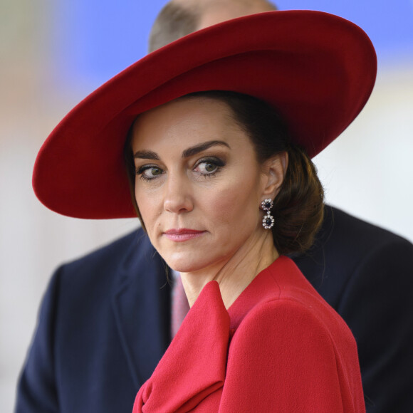 La maman de George, Charlotte et Louis a dû sortir du silence pour se justifier et s'excuser concernant le recours à photoshop pour le cliché posté lors de la fête des Mères. 
Catherine (Kate) Middleton, princesse de Galles - Cérémonie de bienvenue du président de la Corée du Sud et de sa femme à Horse Guards Parade à Londres, le 21 novembre 2023.