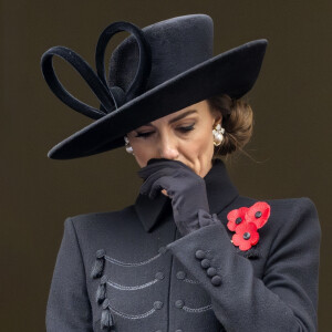 Après la controverse suscitée par sa photo de famille retouchée, Kate Middleton ne sait plus sur quel pied danser. 
Catherine Kate Middleton, princesse de Galles - La famille royale honore les disparus des deux guerres mondiales lors de la cérémonie Remembrance Sunday ( Dimanche du souvenir ) au Cénotaphe à Londres.