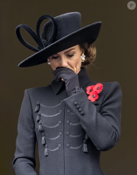 Après la controverse suscitée par sa photo de famille retouchée, Kate Middleton ne sait plus sur quel pied danser. 
Catherine Kate Middleton, princesse de Galles - La famille royale honore les disparus des deux guerres mondiales lors de la cérémonie Remembrance Sunday ( Dimanche du souvenir ) au Cénotaphe à Londres.