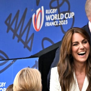 "Les enfants n'étaient pas avec eux mais c'est un bon signe qu'elle soit en assez bonne santé pour aller faire les courses."
Catherine (Kate) Middleton, princesse de Galles, parle avec un jeune fan à la mi-temps du quart de finale Angleterre-Fidji, coupe du monde de rugby 2023, au Stade Vélodrome à Marseille le 15 octobre 2023. © Bruno Bebert / Bestimage