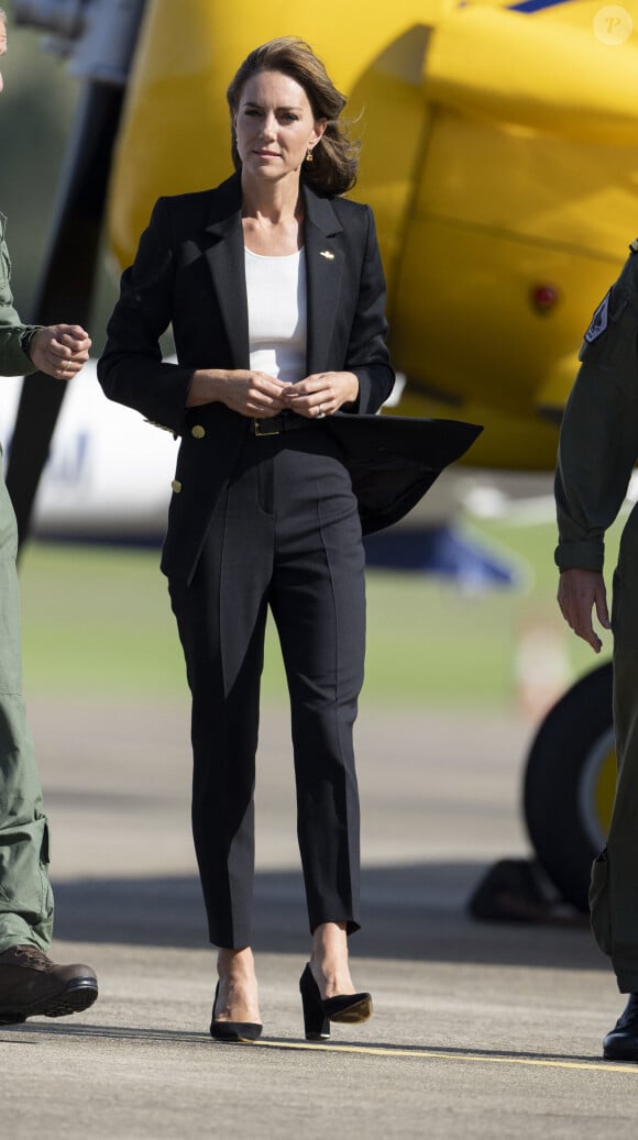 Toutes les spéculations circulent à propos de l'épouse de William
Catherine (Kate) Middleton, princesse de Galles, lors d'une visite à la Royal Naval Air Station (RNAS) Yeovilton, près de Yeovil dans le Somerset, l'une des deux principales stations aériennes de la Royal Navy et l'un des aérodromes militaires les plus fréquentés du Royaume-Uni, le lundi 18 septembre 2023.