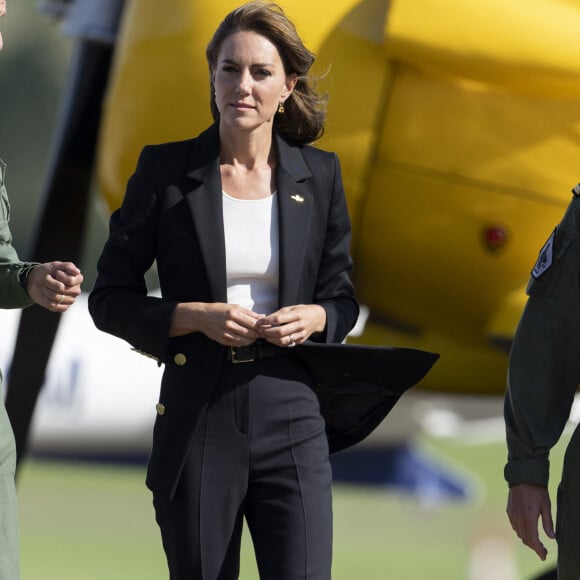 Toutes les spéculations circulent à propos de l'épouse de William
Catherine (Kate) Middleton, princesse de Galles, lors d'une visite à la Royal Naval Air Station (RNAS) Yeovilton, près de Yeovil dans le Somerset, l'une des deux principales stations aériennes de la Royal Navy et l'un des aérodromes militaires les plus fréquentés du Royaume-Uni, le lundi 18 septembre 2023.