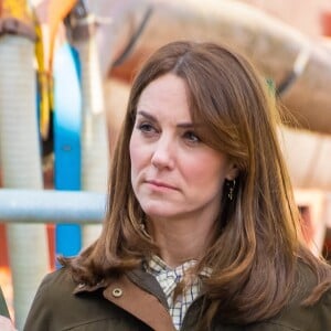 Selon un témoin qui s'est confié au "Sun", "après toutes les rumeurs qui ont circulé, j'ai été stupéfait de les voir là. Kate était en train de faire du shopping avec William, elle avait l'air heureuse et elle avait l'air d'aller bien."
Le prince William et Catherine Kate Middleton lors d'une visite de la ferme Teagasc Research Farm dans le comté de Meath, Irlande le 4 mars 2020.