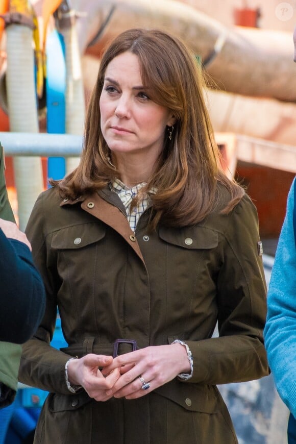 Selon un témoin qui s'est confié au "Sun", "après toutes les rumeurs qui ont circulé, j'ai été stupéfait de les voir là. Kate était en train de faire du shopping avec William, elle avait l'air heureuse et elle avait l'air d'aller bien."
Le prince William et Catherine Kate Middleton lors d'une visite de la ferme Teagasc Research Farm dans le comté de Meath, Irlande le 4 mars 2020.