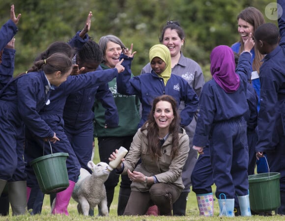 Catherine (Kate) Middleton en visite à Airlingham dans le Gloucestershire, Royaume Uni, le 3 mai 2017, avec les élèves de l’école primaire de Vauxhall de Londres, ceci dans le cadre d’un programme visant à faire découvrir la vie à la ferme aux petits citadin.