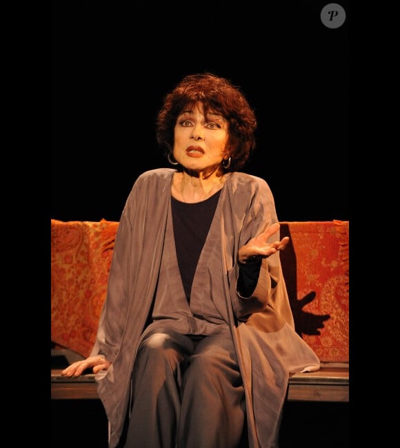 Judith Magre sur scène dans "Rose", à Paris le 9 janvier 2012.