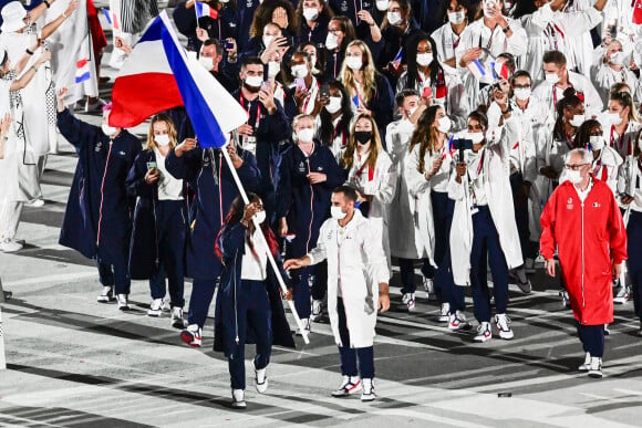 Cérémonie d'ouverture des Jeux Olympiques de Tokyo 2020, le 23 juillet 2021. Défilé de la délégation française avec la judokate Clarisse Agbegnenou et le gymnaste Samir Ait Said en porte-drapeaux. 