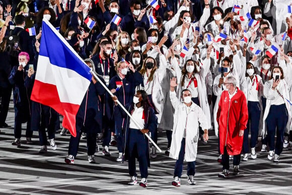 Cérémonie d'ouverture des Jeux Olympiques de Tokyo 2020, le 23 juillet 2021. Défilé de la délégation française avec la judokate Clarisse Agbegnenou et le gymnaste Samir Ait Said en porte-drapeaux. 