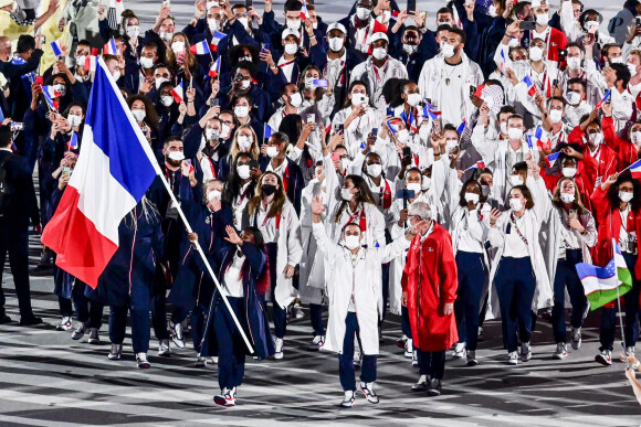"Ce n'a pas été facile aux JO de Tokyo, on a fait une cérémonie d'ouverture en masque, sans public", a-t-elle expliqué
Cérémonie d'ouverture des Jeux Olympiques de Tokyo 2020, le 23 juillet 2021. Défilé de la délégation française avec la judokate Clarisse Agbegnenou et le gymnaste Samir Ait Said en porte-drapeaux. 