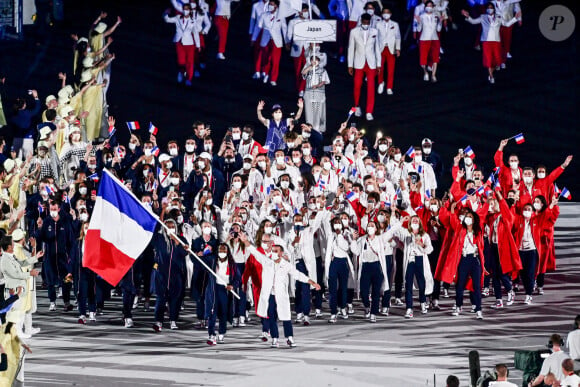 Cérémonie d'ouverture des Jeux Olympiques de Tokyo 2020, le 23 juillet 2021. Défilé de la délégation française avec la judokate Clarisse Agbegnenou et le gymnaste Samir Ait Said en porte-drapeaux. 