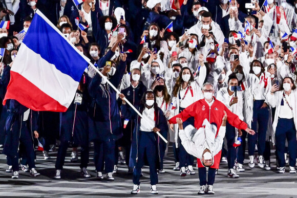 Cérémonie d'ouverture des Jeux Olympiques de Tokyo 2020, le 23 juillet 2021. Défilé de la délégation française avec la judokate Clarisse Agbegnenou et le gymnaste Samir Ait Said en porte-drapeaux. 