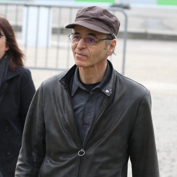 Jean-Jacques Goldman ne s'est jamais exprimé sur l'affaire, il n'était pas très proche de son frère
Jean-Jacques Goldman lors des obsèques de Véronique Colucci au cimetière communal de Montrouge, le 12 avril 2018.