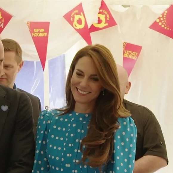 Le prince William, prince de Galles, et Catherine (Kate) Middleton, princesse de Galles, ont surpris le personnel et les patients du NHS lors de la soirée NHS Big Tea 