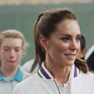 Ligne verticale suspecte, flou autour des cheveux de certains enfants, tâches noires derrière les princes George et Louis... Getty Images est catégorique
Catherine (Kate) Middleton, princesse de Galles et Roger Federer rencontrent les ramasseurs de balles de Wimbledon, à Londres, Royaume Uni, le 26 juin 2023. 