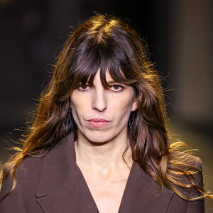 Et sur sa façon de lier sa carrière à sa famille. 
Lou Doillon au défilé Ami - Alexandre Mattiussi Collection Homme Prêt-à-Porter Automne/Hiver 2024-2025 lors de la Fashion Week de Paris (PFW), à Paris, France, le 19 janvier 2024. 