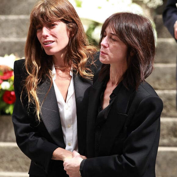 Lou Doillon et Charlotte Gainsbourg - Sorties des obsèques de Jane Birkin en l'église Saint-Roch à Paris. Le 24 juillet 2023 © Jonathan Rebboah / Panoramic / Bestimage 