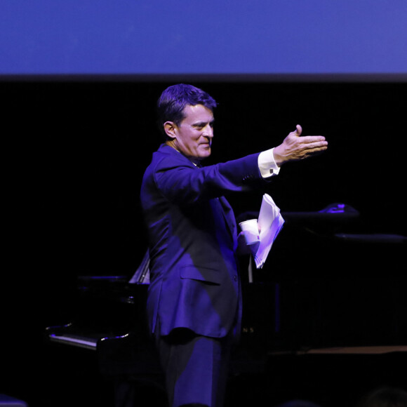 Manuel Valls lors de la Grande Conférence du collectif agirensemble à l'occasion de la présentation du livre de BHL "Solitude d'Israël" à la salle Pleyel à Paris le 19 mars 2024. © Marc Ausset-Lacroix / Bestimage