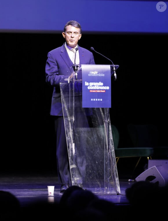 Manuel Valls lors de la Grande Conférence du collectif agirensemble à l'occasion de la présentation du livre de BHL "Solitude d'Israël" à la salle Pleyel à Paris le 19 mars 2024. © Marc Ausset-Lacroix / Bestimage