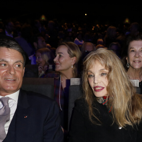 Manuel Valls, Bernard-Henri Lévy et sa femme Arielle Dombasle lors de la Grande Conférence du collectif agirensemble à l'occasion de la présentation du livre de BHL "Solitude d'Israël" à la salle Pleyel à Paris le 19 mars 2024. © Marc Ausset-Lacroix / Bestimage