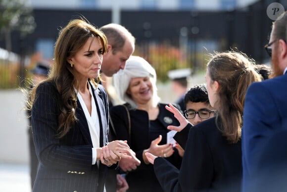 Le prince William, prince de Galles, et Catherine (Kate) Middleton, princesse de Galles, lors d'une visite au lycée Fitzalan de Cardiff, le 3 octobre 2023. Le couple princier est venu pour en apprendre davantage sur les cours professionnels proposés par l'école. 