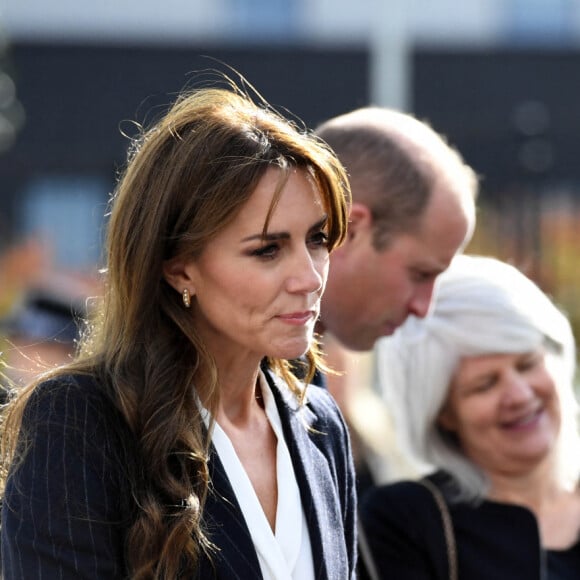 Le prince William, prince de Galles, et Catherine (Kate) Middleton, princesse de Galles, lors d'une visite au lycée Fitzalan de Cardiff, le 3 octobre 2023. Le couple princier est venu pour en apprendre davantage sur les cours professionnels proposés par l'école. 