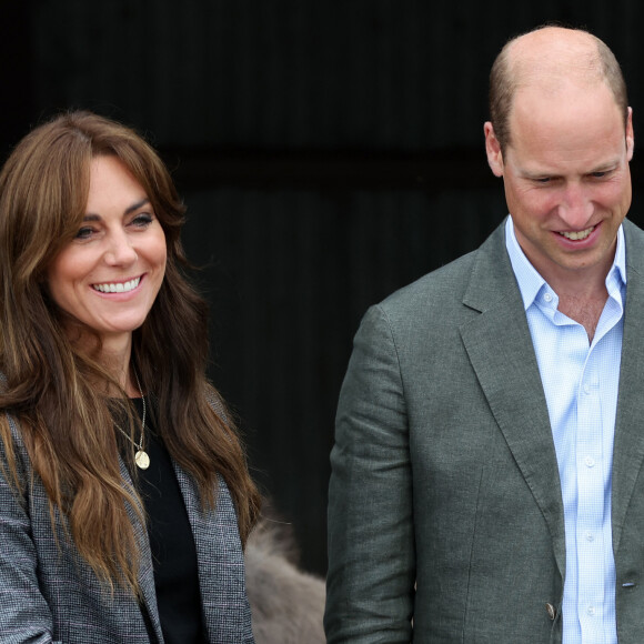 Le prince William et Kate Middleton sont au coeur de polémiques. 
Le prince William et la princesse Kate (Middleton) de Galles en visite à l'association caritative We Are Farming Minds à Kings Pitt Farm à Hereford. 