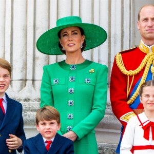 Déjà très exposés par la maladie ! 
Le prince George, le prince Louis, la princesse Charlotte, Kate Catherine Middleton, princesse de Galles, le prince William de Galles - La famille royale d'Angleterre sur le balcon du palais de Buckingham lors du défilé "Trooping the Colour" à Londres. Le 17 juin 2023