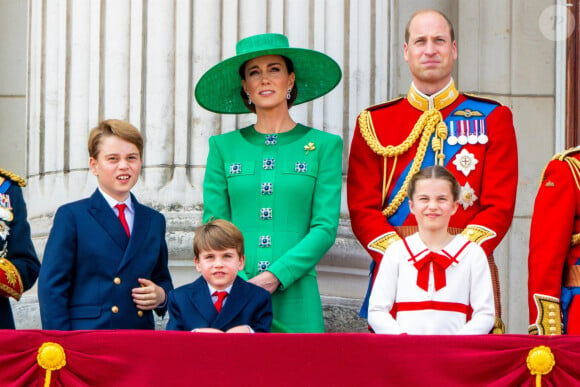 Déjà très exposés par la maladie ! 
Le prince George, le prince Louis, la princesse Charlotte, Kate Catherine Middleton, princesse de Galles, le prince William de Galles - La famille royale d'Angleterre sur le balcon du palais de Buckingham lors du défilé "Trooping the Colour" à Londres. Le 17 juin 2023