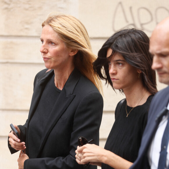 Qui étaient venus avec leur fille Suzanne. 
Sandrine Kiberlain et sa fille Suzanne Lindon - Arrivées des célébrités aux obsèques de Jane Birkin en l'église Saint-Roch à Paris. Le 24 juillet 2023 © Jacovides-KD Niko / Bestimage  Funerals of the french singer Jane Birkin at Saint-Roch's church in Paris. On July 24th 2023