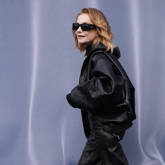 Au Théâtre de la ville à Paris.
Isabelle Huppert - Arrivées au défilé de mode Femmes prêt-à-porter automne-hiver 2024/2025 "Balenciaga", dans la cour du Dôme des Invalides, lors de la fashion week de Paris le 3 mars 2024. © Lucia Sabatelli / Bestimage 