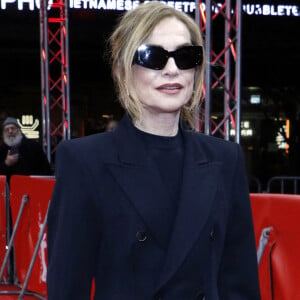 Ce qui n'a pas pour autant perturber l'actrice.
Isabelle Huppert - Première du film "Les gens d'à côté" lors du 74ème Festival International du film de Berlin, La Berlinale, le 19 février 2024. 