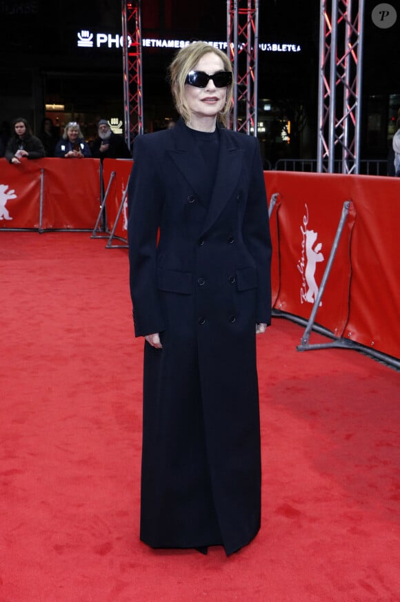Ce qui n'a pas pour autant perturber l'actrice.
Isabelle Huppert - Première du film "Les gens d'à côté" lors du 74ème Festival International du film de Berlin, La Berlinale, le 19 février 2024. 