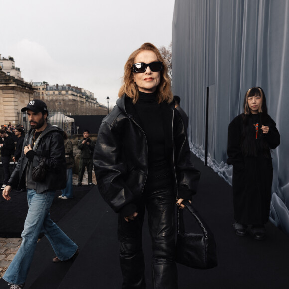 Isabelle Huppert - Photocall du défilé de mode Femmes prêt-à-porter automne-hiver 2024/2025 "Balenciaga", dans la cour du Dôme des Invalides, lors de la fashion week de Paris. Le 3 mars 2024 