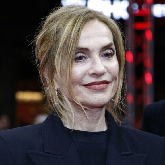 Qui a continué à saluer le public après la répresentation.
Isabelle Huppert - Première du film "Les gens d'à côté" lors du 74ème Festival International du film de Berlin, La Berlinale, le 19 février 2024. 