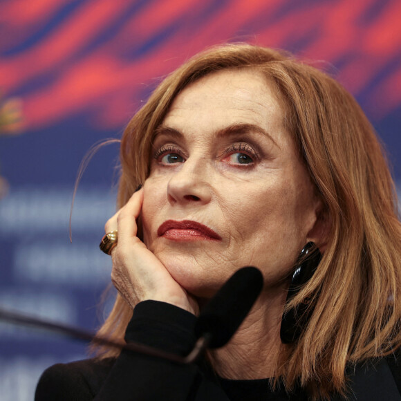 Isabelle Huppert en conférence de presse pour le film "A Traveler's Needs" lors du 74ème Festival International du film de Berlin, La Berlinale, le 19 février 2024. 