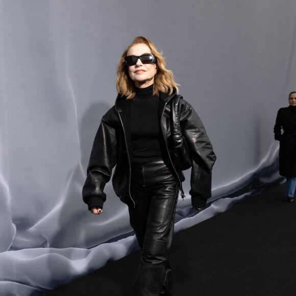 Isabelle Huppert - Photocall du défilé de mode Femmes prêt-à-porter automne-hiver 2024/2025 "Balenciaga", dans la cour du Dôme des Invalides, lors de la fashion week de Paris. Le 3 mars 2024 
