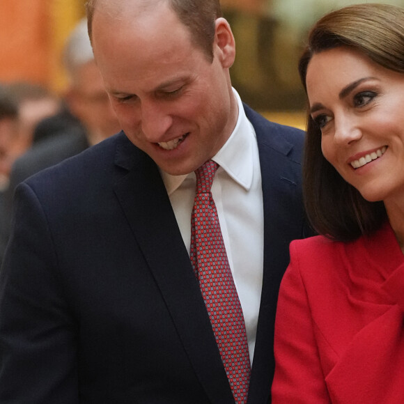 Le prince William, prince de Galles, et Catherine (Kate) Middleton, princesse de Galles, avec Choo Kyungho, vice-premier ministre coréen et Park Jin, ministre coréen des Affaires étrangères, regardent une exposition spéciale d'objets de la collection royale relative à la République de Corée dans la galerie de photos du palais de Buckingham à Londres, Royaume Uni, le 21 novembre 2023. 