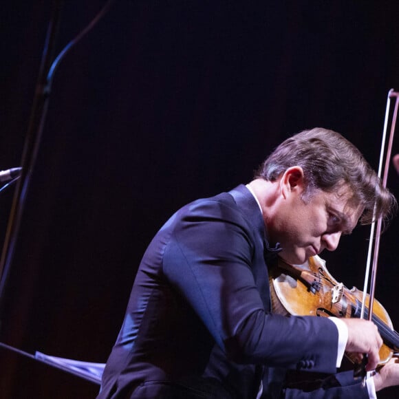 Exclusif - Renaud Capuçon et le chef d'orchestre Duncan Ward - Concert de Renaud Capuçon à l'Olympia à Paris, France, le 10 mars 2024. Après le succès de son album Cinema paru en 2018, Renaud Capuçon poursuit son exploration des musiques du 7e Art et partage une sélection de morceaux écrits par les plus éminents compositeurs français de musique de films : Georges Delerue (Le Dernier Métro, Rich and Famous...), Francis Lai (Love Story), Michel Legrand (L'Affaire Thomas Crown), Gabriel Yared (Le Patient anglais), Maurice Jarre (Lawrence d'Arabie) ou encore Alexandre Desplats (The Shape of Water). © Moreau-Tribeca/Bestimage  No Web pour la Belgique et la Suisse