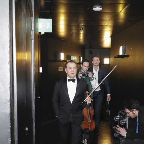 Exclusif - Renaud Capuçon et le chef d'orchestre Duncan Ward - Concert de Renaud Capuçon à l'Olympia à Paris, France, le 10 mars 2024. Après le succès de son album Cinema paru en 2018, Renaud Capuçon poursuit son exploration des musiques du 7e Art et partage une sélection de morceaux écrits par les plus éminents compositeurs français de musique de films : Georges Delerue (Le Dernier Métro, Rich and Famous...), Francis Lai (Love Story), Michel Legrand (L'Affaire Thomas Crown), Gabriel Yared (Le Patient anglais), Maurice Jarre (Lawrence d'Arabie) ou encore Alexandre Desplats (The Shape of Water). © Moreau-Tribeca/Bestimage 