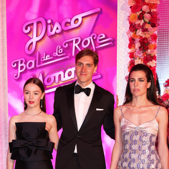 En total look black, la demi-soeur d'Andrea, de Charlotte et de Pierre Casiraghi âgée de 24 ans a opté pour une robe bustier noire avec un gros noeud au niveau de la poitrine.
La princesse Alexandra de Hanovre, son compagnon Ben Sylvester Strautmann et Charlotte Casiraghi - Bal de la Rose "Disco" 2024 au profit de la Fondation Princesse Grace dans la Salle des Étoiles du Sporting Monte-Carlo à Monaco le 23 mars 2024. © JC Vinaj / Pool Monaco / Bestimage 