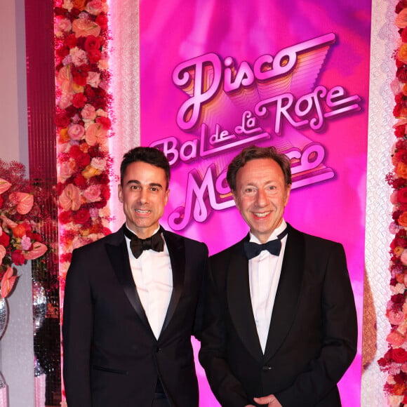 Stephane Bern et son compagnon Yori Bailleres - Bal de la Rose "Disco" 2024 au profit de la Fondation Princesse Grace dans la Salle des Étoiles du Sporting Monte-Carlo à Monaco le 23 mars 2024. © JC Vinaj / Pool Monaco / Bestimage