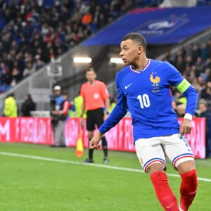 "Il ne bougeait pas, il marchait, il a fait quatre courses. Ce n'est pas digne de lui", conclut le journaliste
 
Kylian Mbappé (france) - Football - Match amical entre la France et l'Allemagne (0-2) au Groupama Stadium de Lyon-Décines le 23 mars 2024. © Frederic Chambert / Panoramic / Bestimage