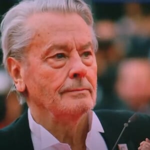 Notamment pour son père, Alain Delon.
Captures d'écran d'Anouchka Delon qui a pris la parole face aux dernières accusations de son frère, Anthony sur le plateau du JT de Audrey Crespo-Mara sur TF1 le 7 janvier 2023. 