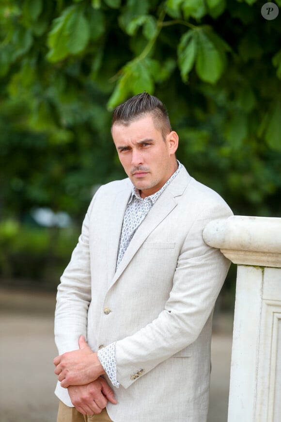 Exclusif - Rendez-vous d'Eddy Guyot, le candidat de Koh-Lanta, accusé d'agression sexuelle par Candide Renard, pendant le tournage de l'émission aux îles Fidji, au jardin des Tuileries à Paris, France, le 15 mai 2018.